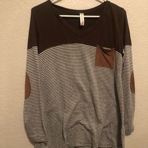 Super cute long sleeve pattern tee!